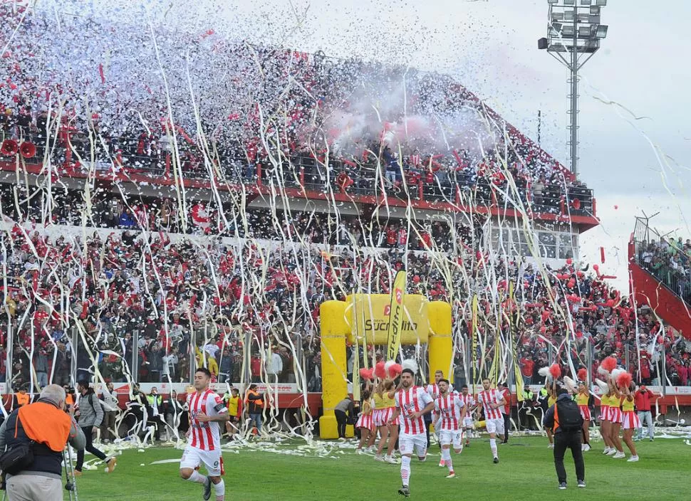 CAMINO A LA GLORIA. El capitán Bieler encabeza la salida del equipo que le ganó con autoridad a Sarmiento y consiguió el ascenso. San Martín necesitó sólo tres minutos para despejar las dudas. la gaceta / foto de héctor peralta