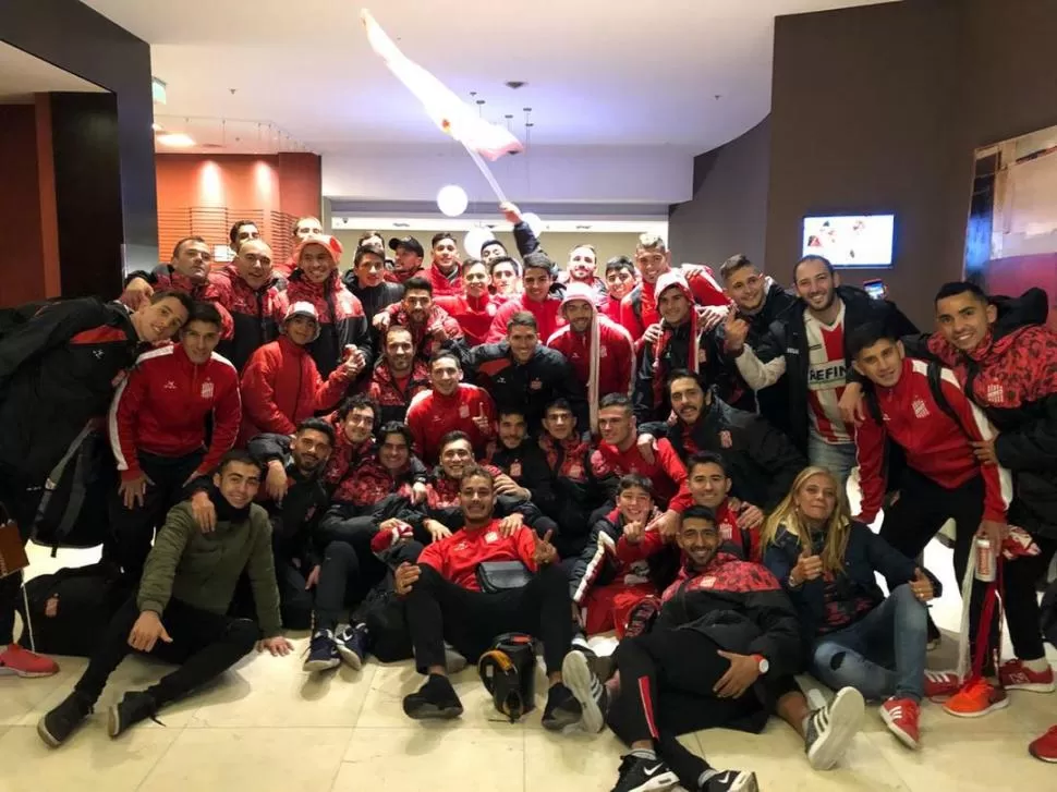 EN FAMILIA. El plantel, el cuerpo técnico y los jugadores se fotografiaron en el hotel de la zona del ex mercado de abasto donde concentran; muchos de ellos indican con los dedos el número de logros.  