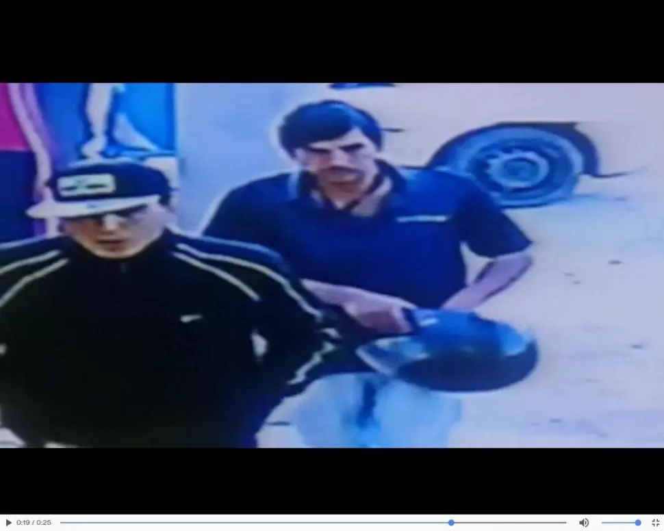 IMÁGENES. “El Tuerto” a punto de asaltar un minisrvice en Yerba Buena.  