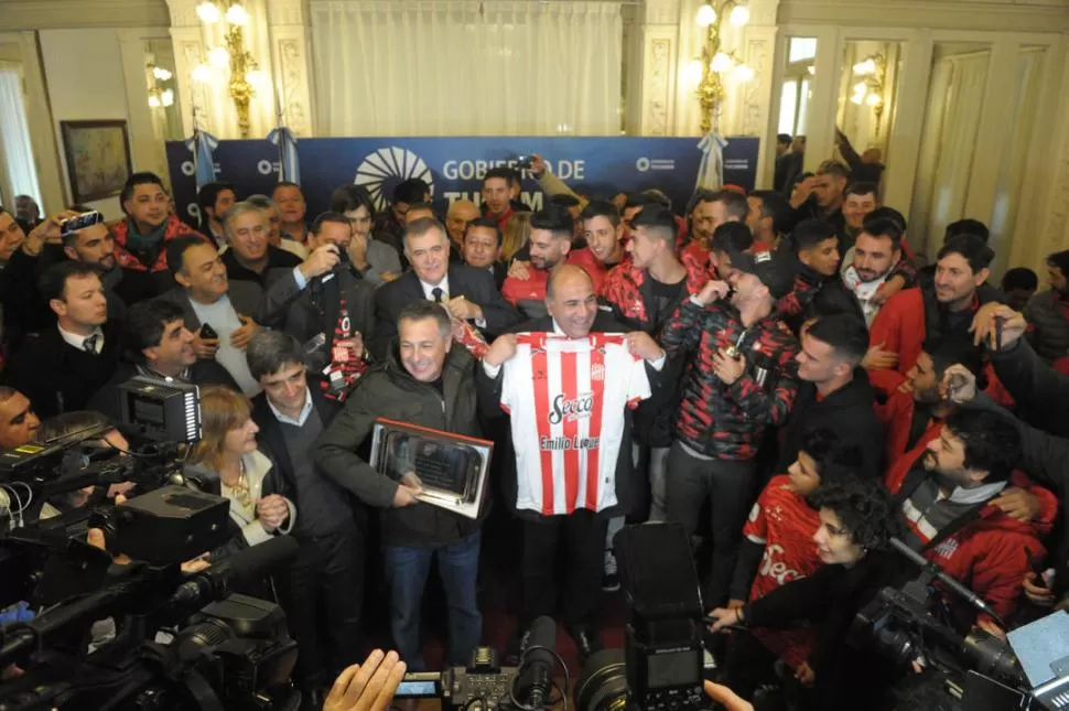 CARAS DE FELICIDAD. El gobernador, Juan Manzur, exhibe orgulloso la camiseta de San Martín que momentos antes le había obsequiado Roberto Sagra.  la gaceta / foto de franco vera 