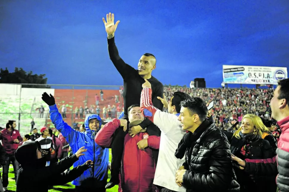 CÓMODO. A Arce no sólo le gusta tener la pelota en sus manos: al arquero le gusta también jugar a veces con los pies. la gaceta / foto de héctor peralta