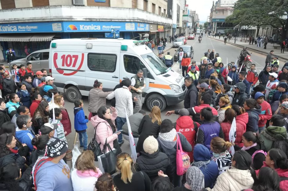 TAREA DE RESCATE. Personal médico atiende a la víctima ante la mirada de decenas de curiosos. La víctima falleció en el hospital Padilla. la gaceta / foto de FRANCO VERA