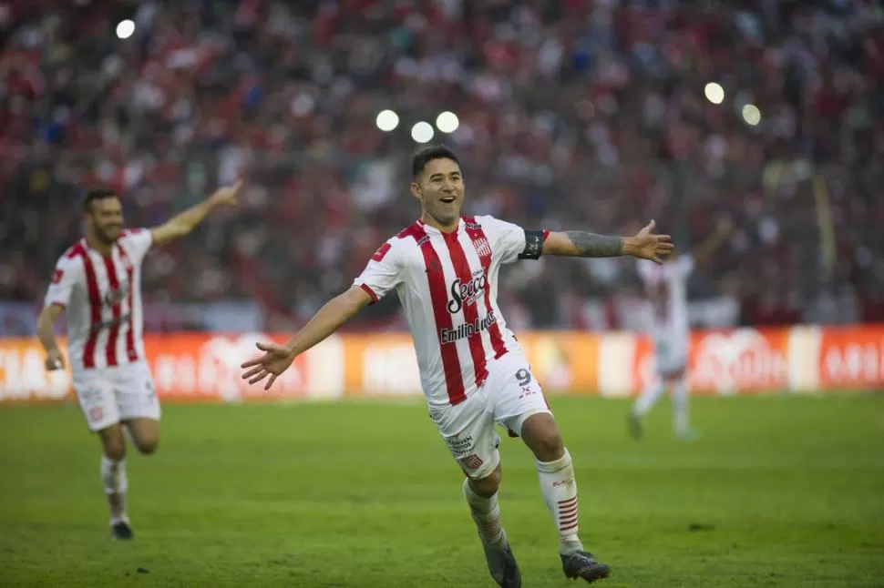 ALAS AL VIENTO. El 9 apareció para estirar la ventaja sobre Sarmiento y luego para liquidarlo con un disparo a colocar inalcanzable para el arquero Pellegrino. A sus 34 años, “Taca” sigue en un gran nivel. la gaceta / FOTO DE JORGE OLMOS SGROSSO