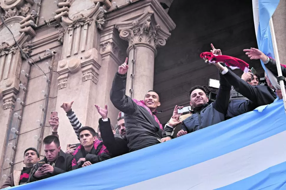 DESDE LO ALTO. Como en el ascenso del Federal A, jugadores e hinchas festejaron la llegada a la Superliga en el balcón de la Casa de Gobierno, donde el plantel fue recibido por el gobernador Juan Manzur. La Plaza Independencia fue pura música. la gaceta / foto de inés quinteros orio 