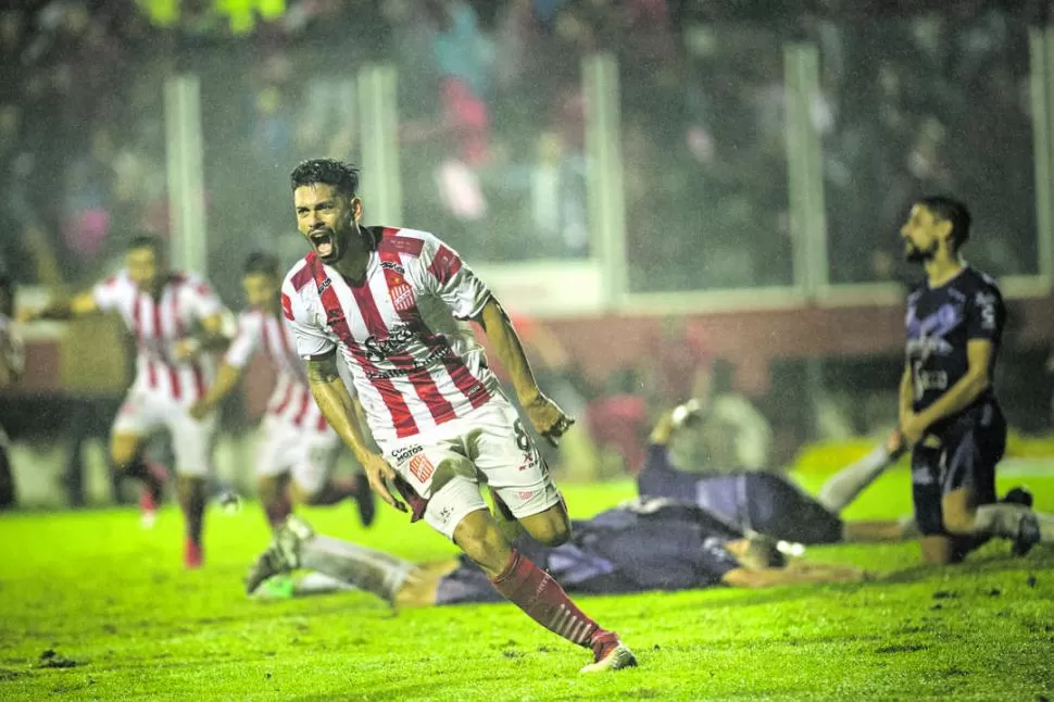 HERMOSA LOCURA. El partido contra Dálmine moría y con él, la ilusión de los “Cirujas”. Pero apareció Galeano y todo cambió. la gaceta / foto de jorge olmos sgrosso 