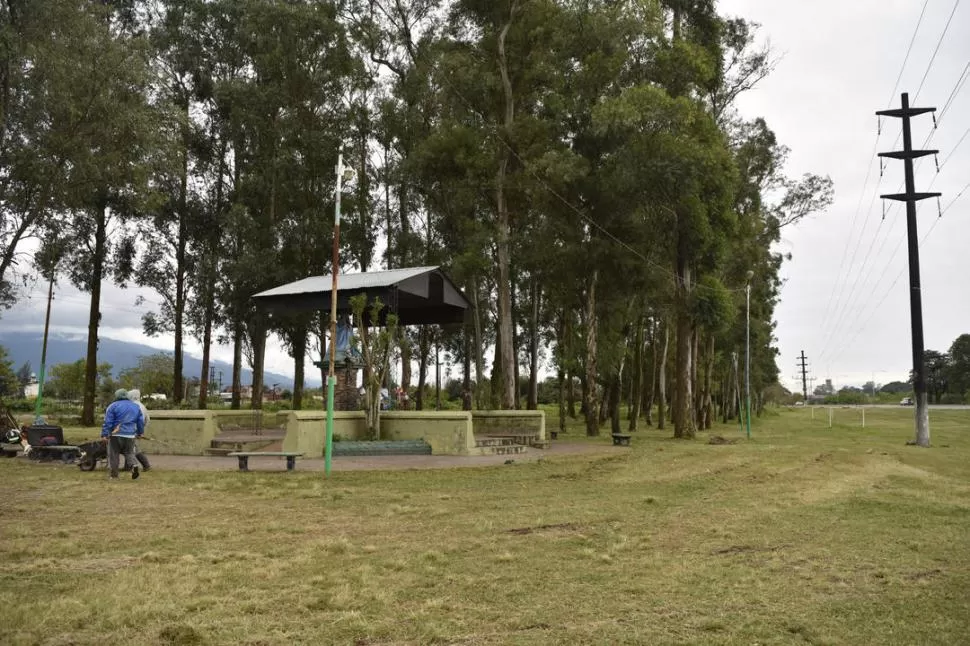 EN LULES. Cobijada por la construcción está la imagen de la Virgen del Valle. Detrás se observan árboles y, al fondo, dos arcos. No hay pista de salud. la gaceta / foto inés quinteros orio