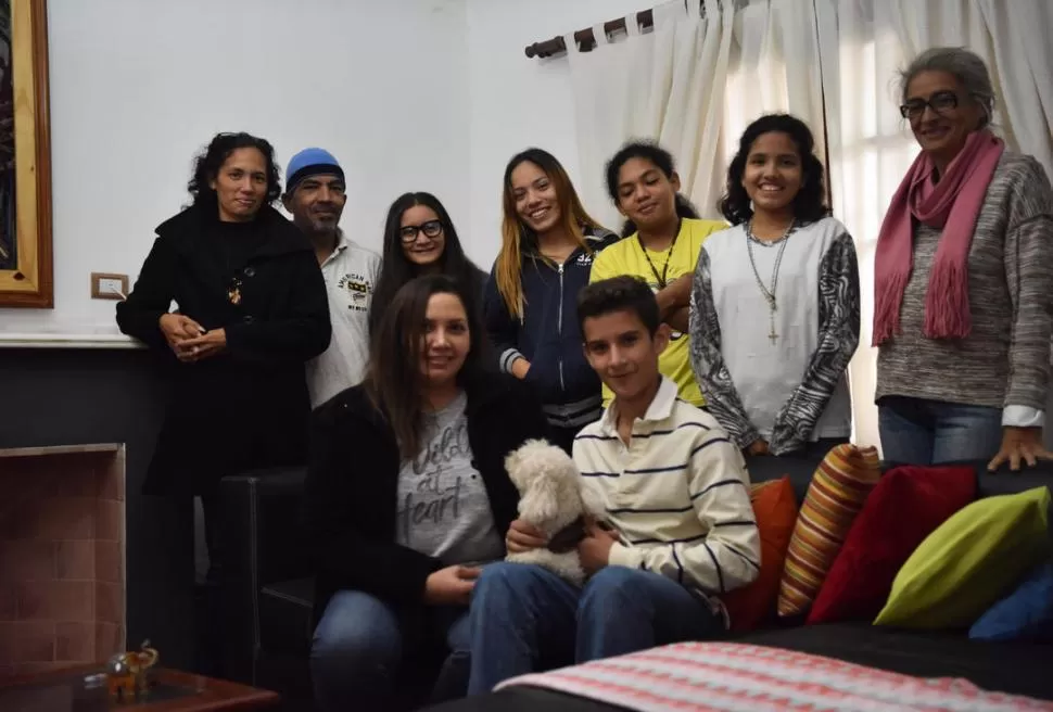EN CONCEPCIÓN. Myriam junto a los familiares que vinieron de Venezuela y que ella alberga en su casa. LA GACETA / FOTOS DE OSVALDO RIPOLL.