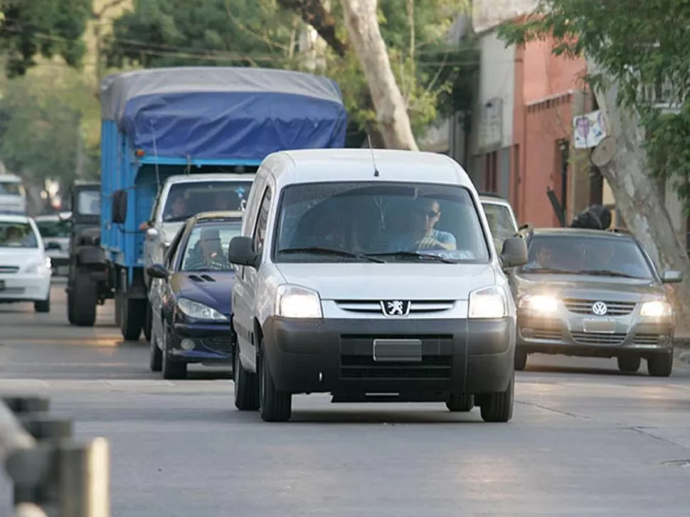 DESDE EL ARRANQUE. Quienes circulen por calles o avenidas deberán encender las luces bajas durante el día. 