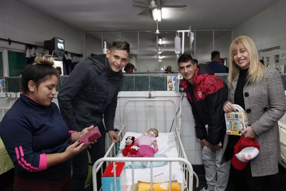 EN EL HOSPITAL DE NIÑOS. Los jugadores de San Martín visitaron a los chicos y les entregaron juguetes. (MSPT.GOV.AR)