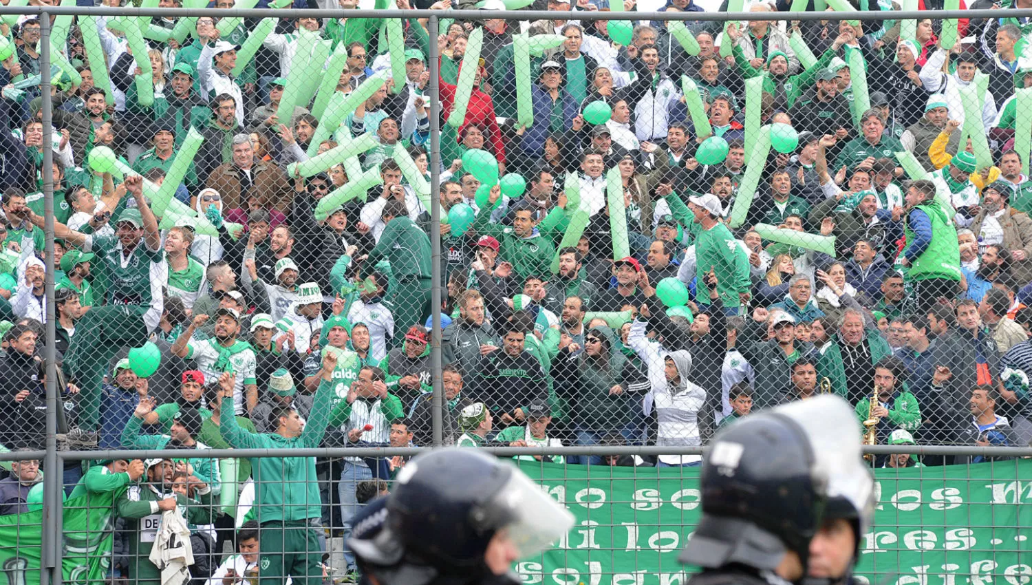 EN TUCUMÁN. La hinchada de Sarmiento, en La Ciudadela. LA GACETA / FOTO DE HÉCTOR PERALTA