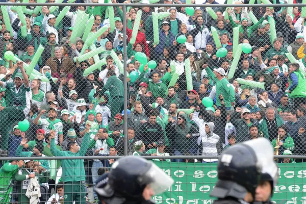 Vino a alentar a Sarmiento, quedó varado y lo encontraron haciendo dedo en la ruta