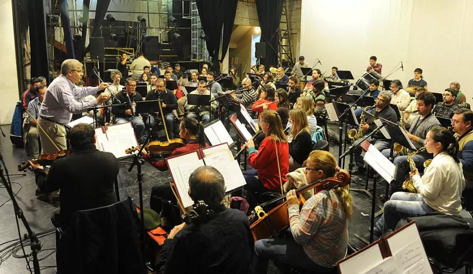 ÚLTIMO ENSAYO. La batuta del director dicta la música que sonará esta noche en la apertura del II Festival Internacional Tucumán Jazz. LA GACETA / FOTO DE HÉCTOR PERALTA.