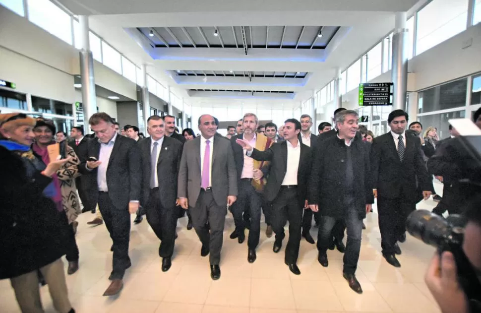 EN LA SALA DE ESPERA. El intendente Sánchez detalla las obras realizadas a las comitivas nacional y provincial. la gaceta / foto de osvaldo ripoll 