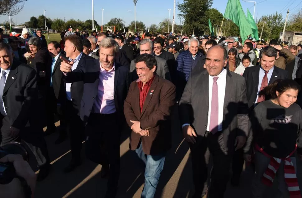 TRABAJO CONJUNTO. Frigerio, Gallía y Manzur saludaron a los vecinos del barrio San Rafael en su recorrida por Lules. la gaceta / foto de jose nuno