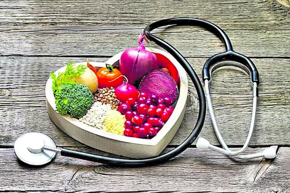 ALIMENTOS SANOS. Las frutas y verduras deben estar presentes en todas las dietas en general. 