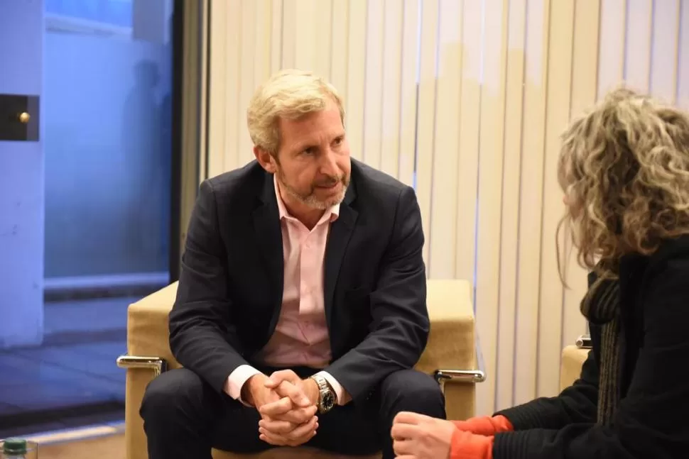 EN EL SECTOR “VIP” DEL AEROPUERTO. El ministro nacional Rogelio Frigerio conversa con LA GACETA antes de despegar hacia la Ciudad de Buenos Aires. foto de santiago pezzini
