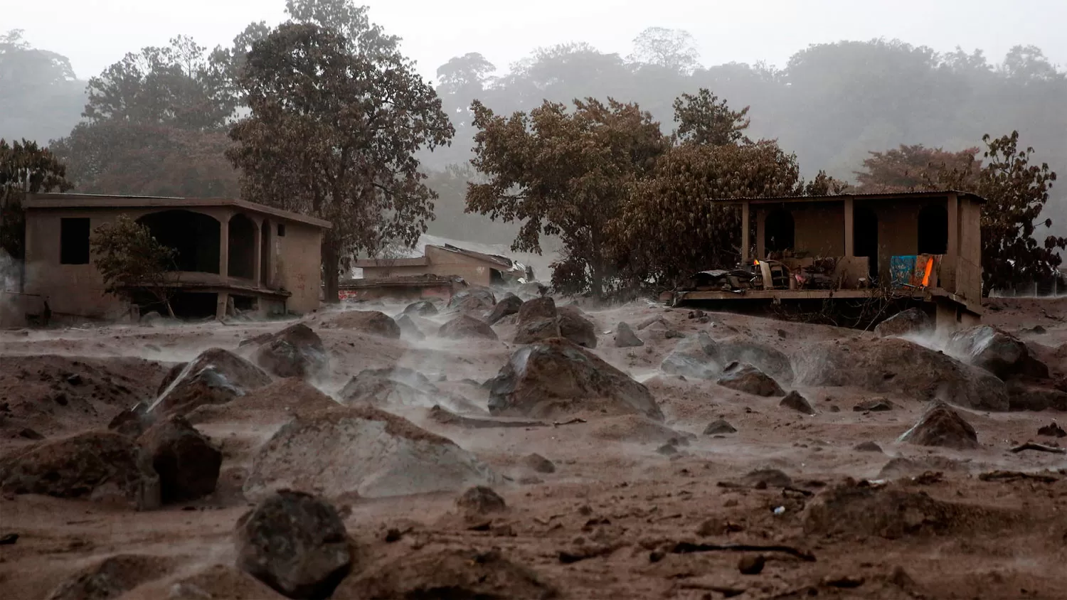 LOS RESTOS. La explosión del volcán fue hace 72 horas, pero aún quedan cientos de desaparecidos. FOTO TOMADA DE ELPANOL.COM