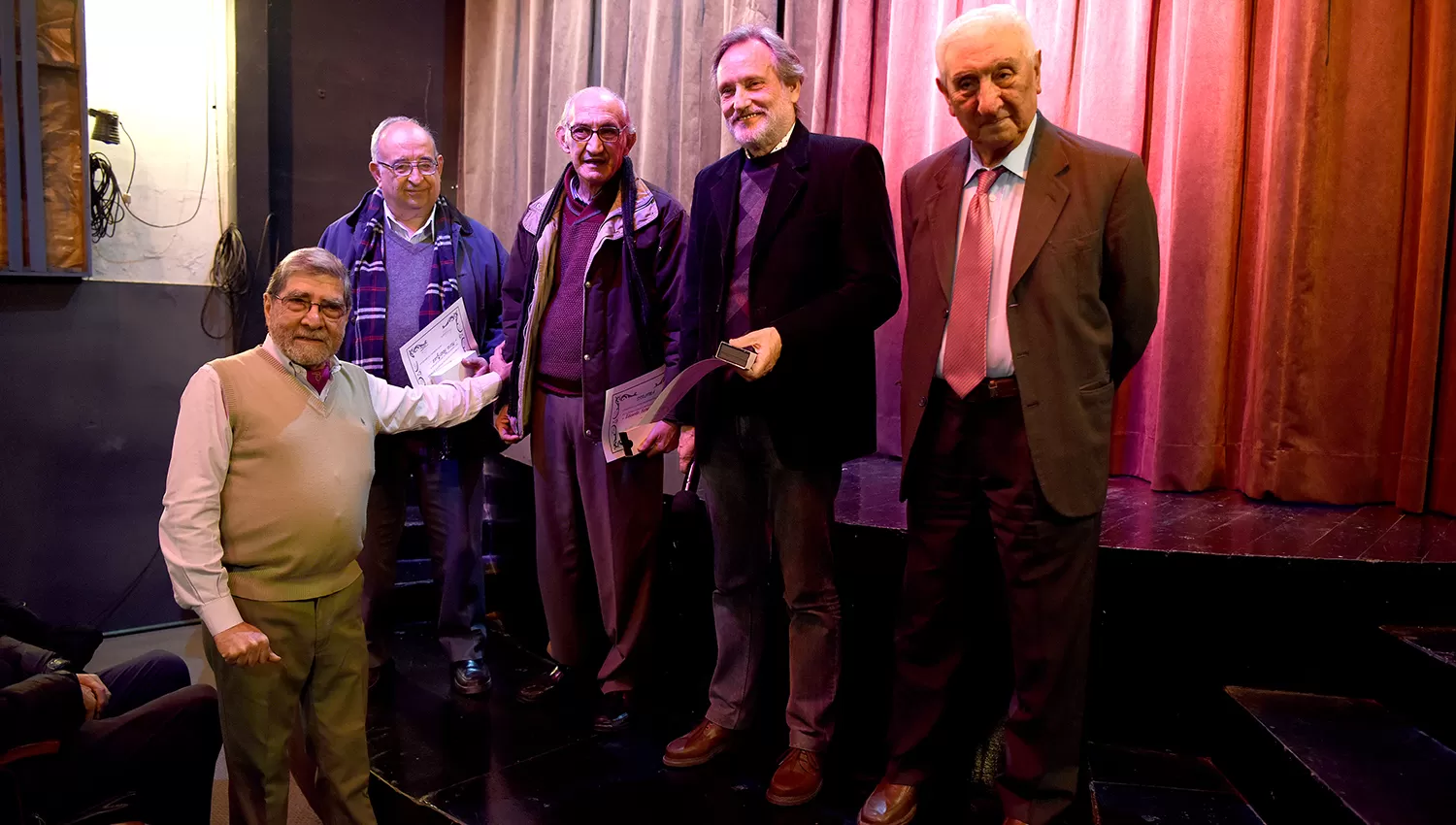 El presidente del Círculo de la Prensa, Coco Quintero, junto a los periodistas distinguidos, Mario Rodríguez, Eduardo Komaid, PIchi Di Lullo y Tulio Barcala. Pepe Elsinger no pudo estar presente en la ceremonia. LA GACETA / JOSÉ NUNO