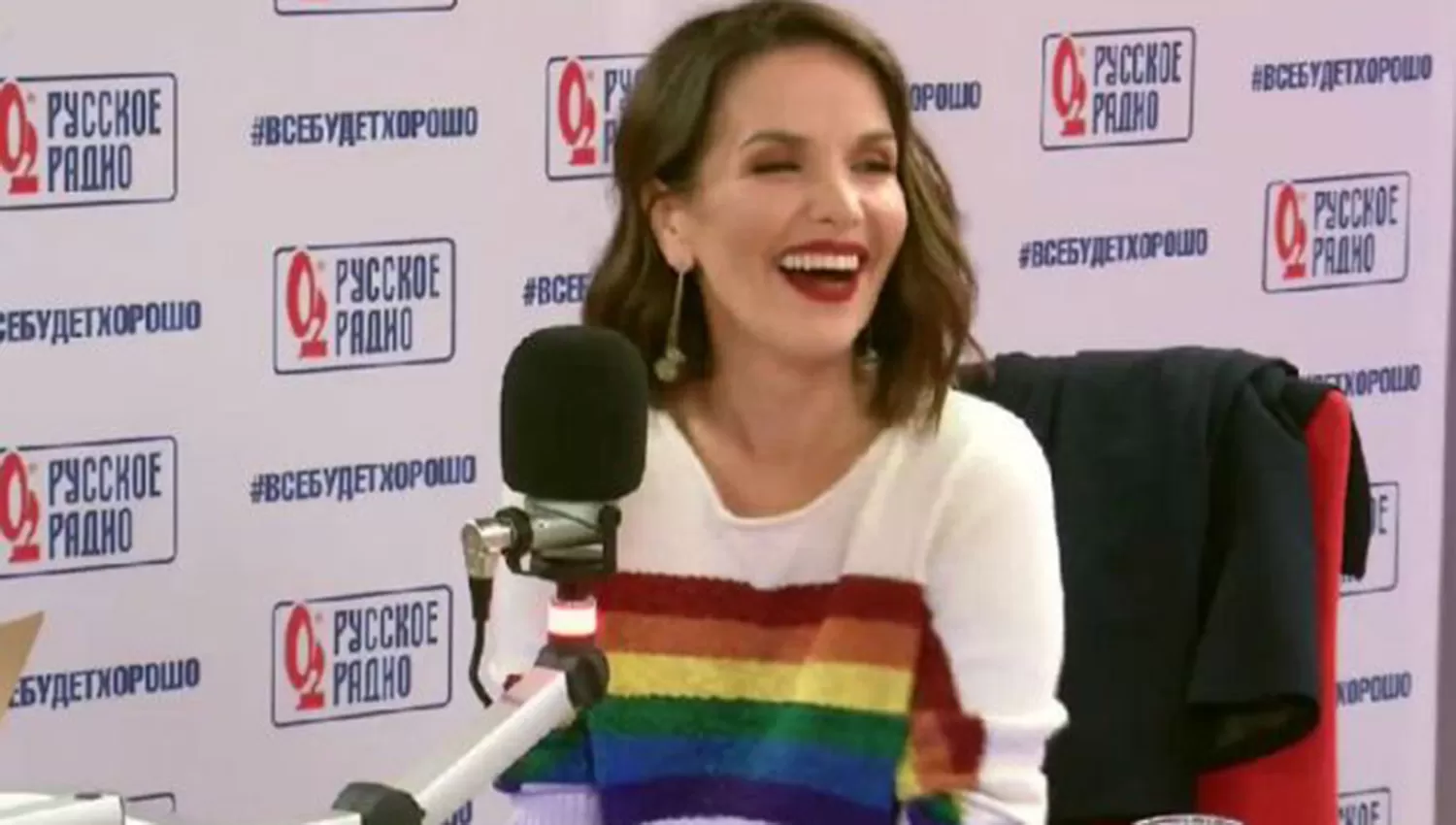 Natalia Oreiro lució un suéter con la bandera LGBT estampada en el pecho en Rusia. FOTO TOMADA DE TWITTER