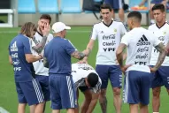 Mientras Di María se divierte, Sampaoli empieza recitar el equipo de memoria