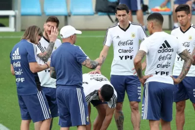 Mientras Di María se divierte, Sampaoli empieza recitar el equipo de memoria
