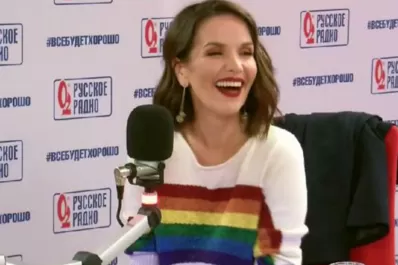 Natalia Oreiro desafió a Putin: fue a la radio pública rusa con un suéter con la bandera del orgullo gay