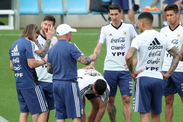 Mientras Di María se divierte, Sampaoli empieza recitar el equipo de memoria