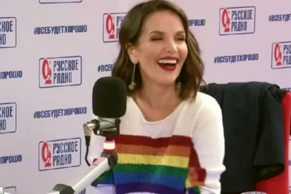 Natalia Oreiro desafió a Putin: fue a la radio pública rusa con un suéter con la bandera del orgullo gay