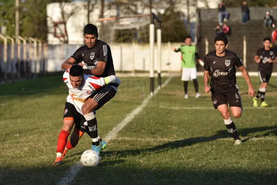 ANTICIPO. Barrera, de Sportivo, se lleva la pelota ante Porven, de Central Norte. la gaceta / foto de inés quinteros orio 