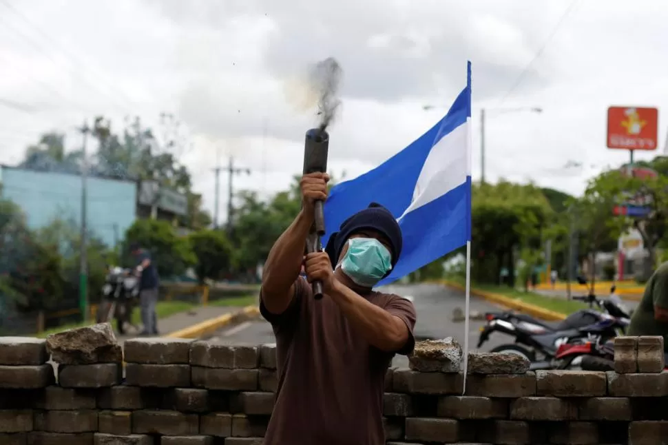 VIOLENCIA Y SAQUEOS. Los manifestantes cerraron el tránsito en varias rutas para evitar el avance de fuerzas del gobierno.  Reuters