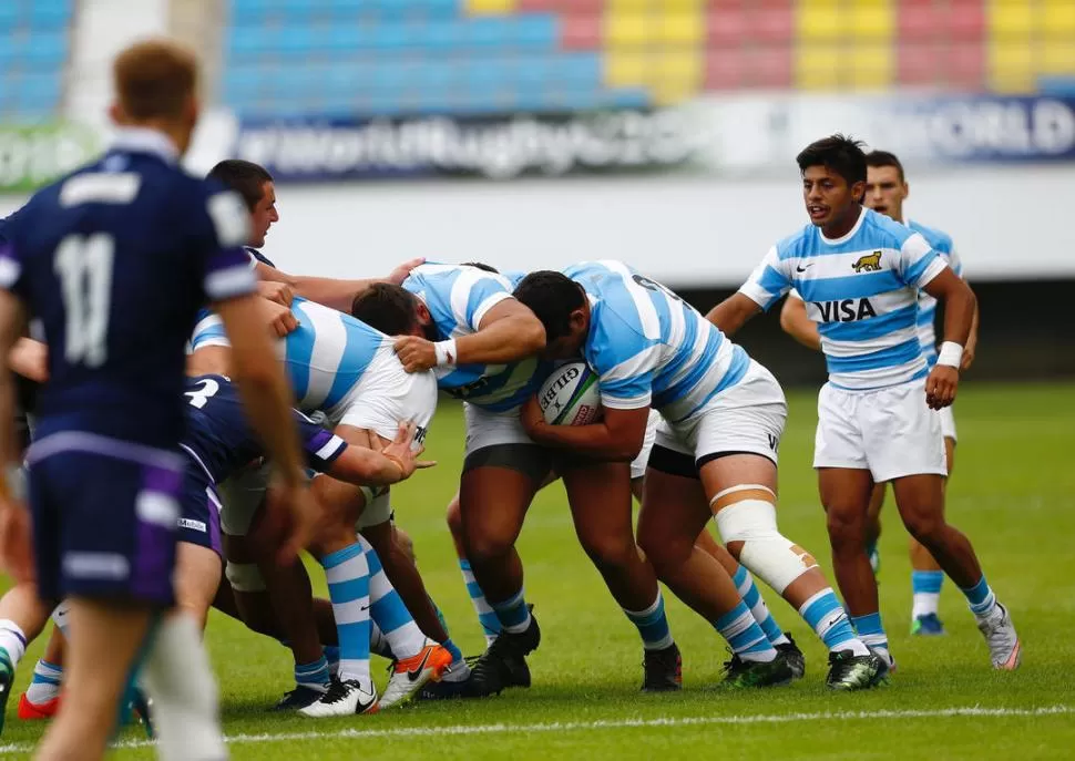 CONTACTO. Gonzalo García arenga al pack en un scrum contra Escocia. Italia pondrá a prueba el físico de los Pumitas. prensa uar