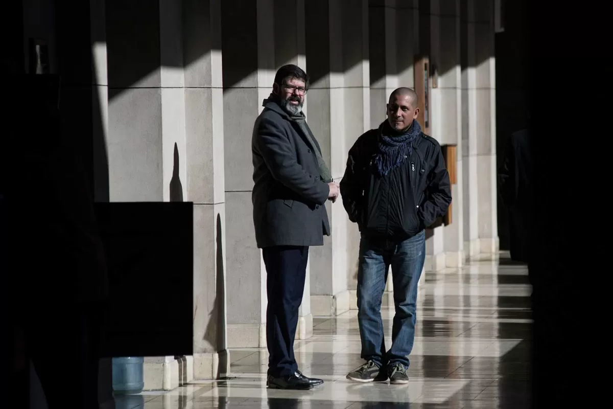 SIN SOBRESALTOS. Durante un receso, Roberto Luis Gómez dialoga con uno de los abogados, Macario Santamarina, en los pasillos del Palacio de Justicia.   la gaceta / FOTO DE JORGE OLMOS SGROSSO