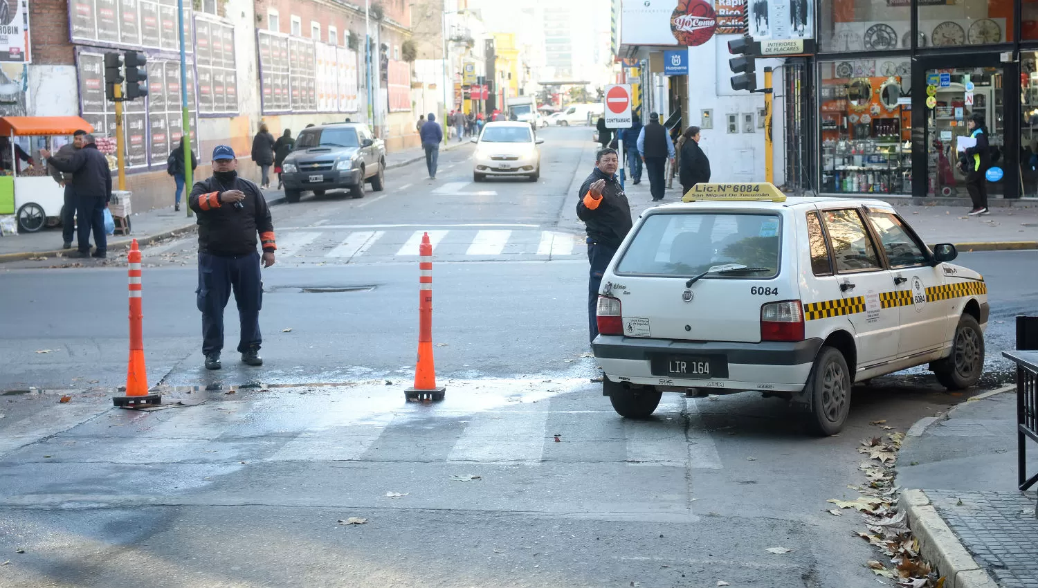 A TENER PACIENCIA. Lo agentes controlan el tránsito; los semáforos deben ser acomodados. LA GACETA / ANALÍA JARAMILLO