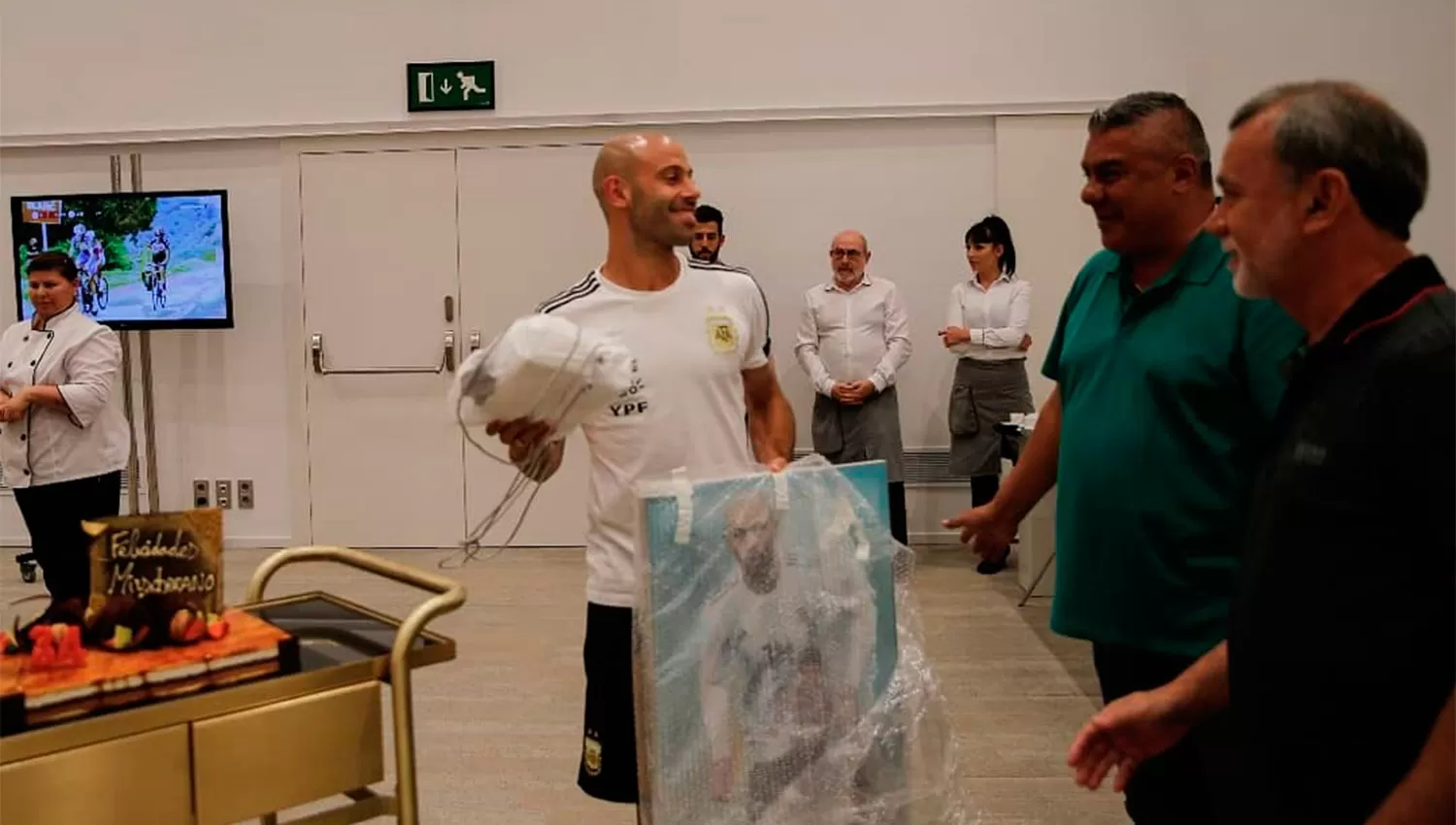 RECIBIÓ REGALOS. El Chiqui Tapia tuvo obsequios para el cumpleañero Javier Mascherano. (FOTO TOMADA DE TWITTER)