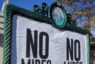 No mires Netflix: el curioso mensaje que empapeló las calles de Buenos Aires