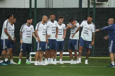 Sampaoli probó con dos pesos pesados de cara al debut con Islandia