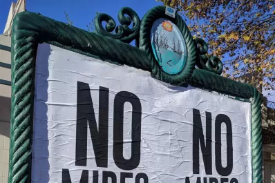No mires Netflix: el curioso mensaje que empapeló las calles de Buenos Aires