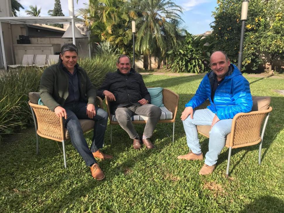 CON EL ESTE. Alperovich recibió ayer al legislador Julio Silman y al intendente de Alderetes, Sergio Venegas.