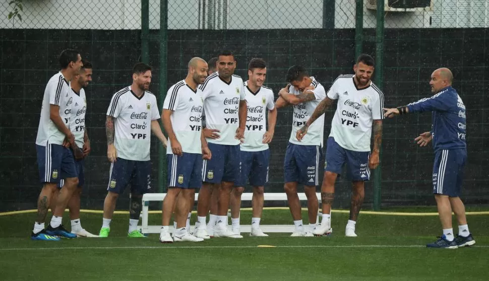 BUEN CLIMA. Los jugadores, con Mascherano a la cabeza, sonríen durante un parate de la práctica de ayer en Barcelona. reuters 