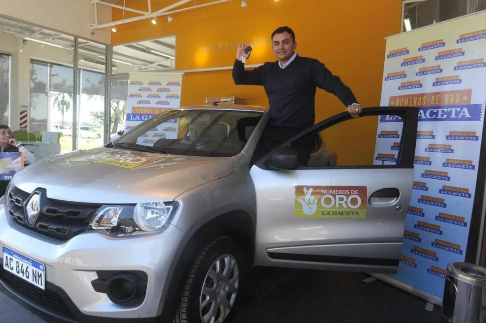 EXULTANTE. Jorge Adrián Arévalo recibió la llave de su auto. LA GACETA / FOTOS DE ANTONIO FERRONI.-