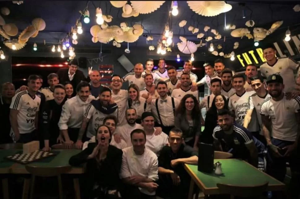 LOS JUGADORES Y EL STAFF. Sobraron las sonrisas y la distensión durante el almuerzo en Bellavista del Jardín del Norte. instagram