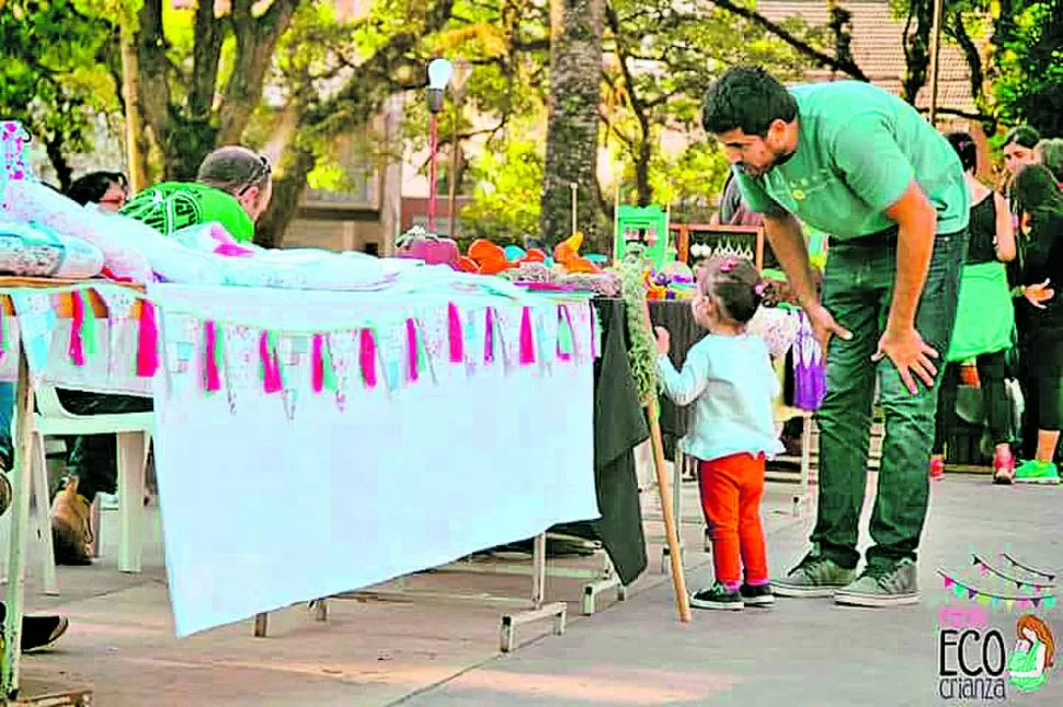 PARA ELEGIR. Un papá con su hija, en la última feria. 