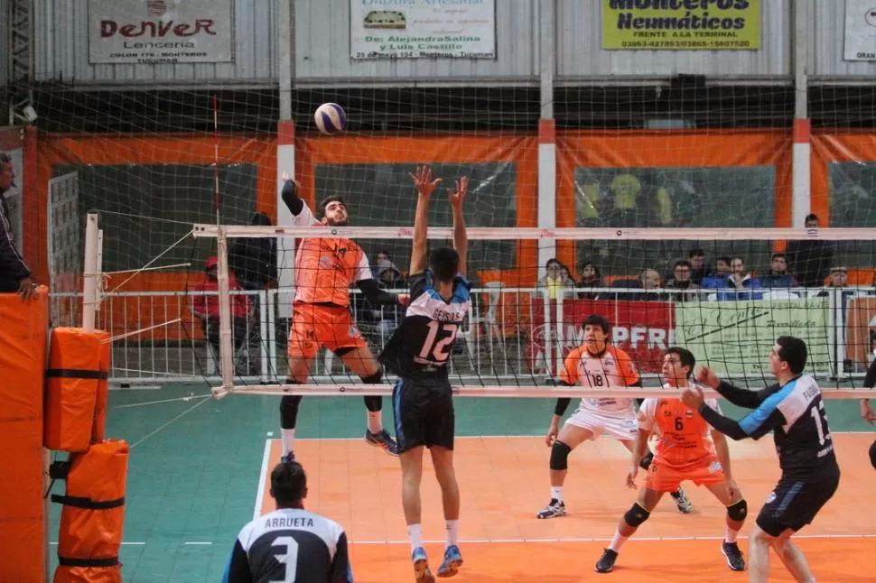 CON TODO. Cuminetti, de Monteros Voley, ataca ante Maximiliano Geysels. prensa monteros voley