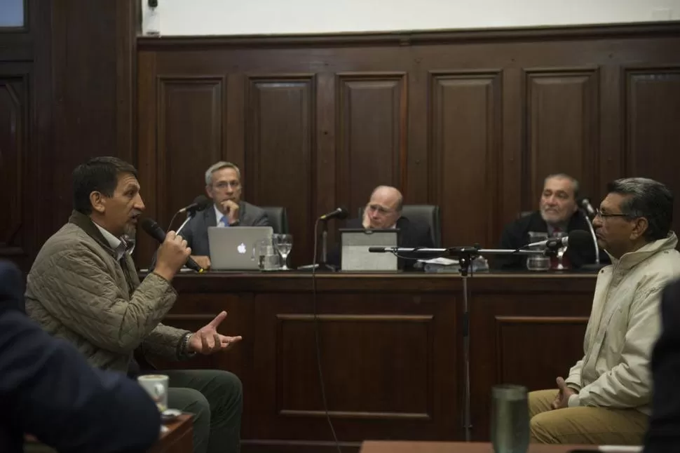 FRENTE A FRENTE. El ex jefe de Policía, José Dante Bustamante, dialoga con el imputado Héctor Brito durante el careo que se realizó ayer por la mañana. la gaceta / FOTO DE JORGE OLMOS SGROSSO