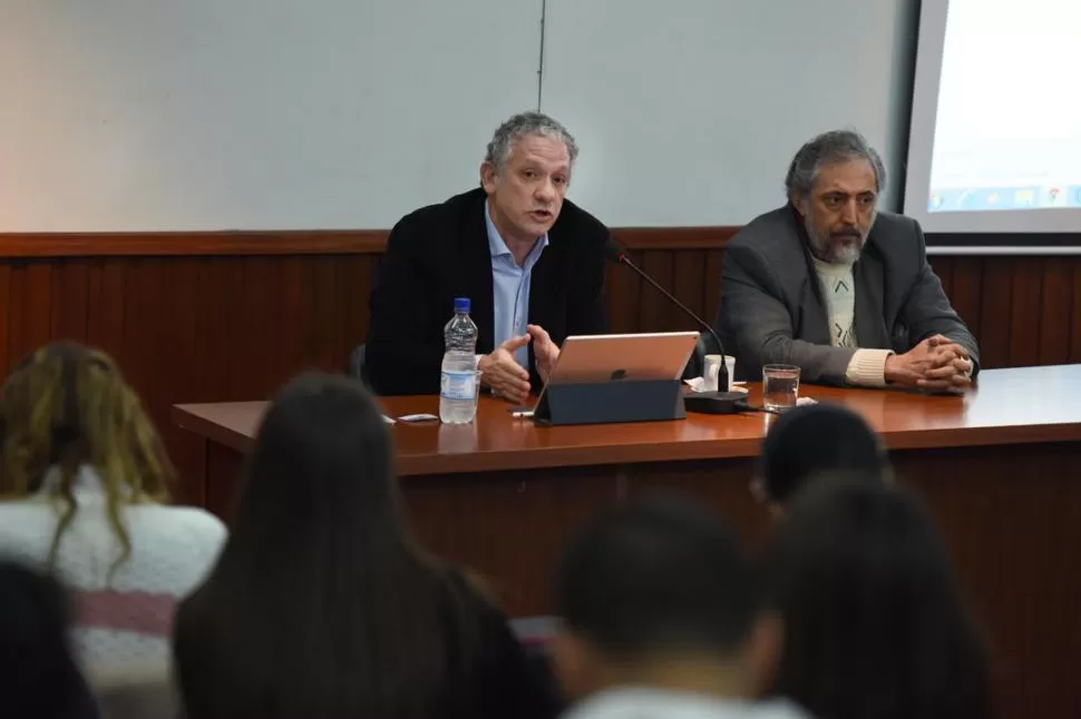 CON LAS NUEVAS GENERACIONES DE PERIODISTAS. Van Mameren, secretario a cargo de la Redacción de LA GACETA, y Fernando García, de la Unsta. la gaceta / foto de analia jaramillo 