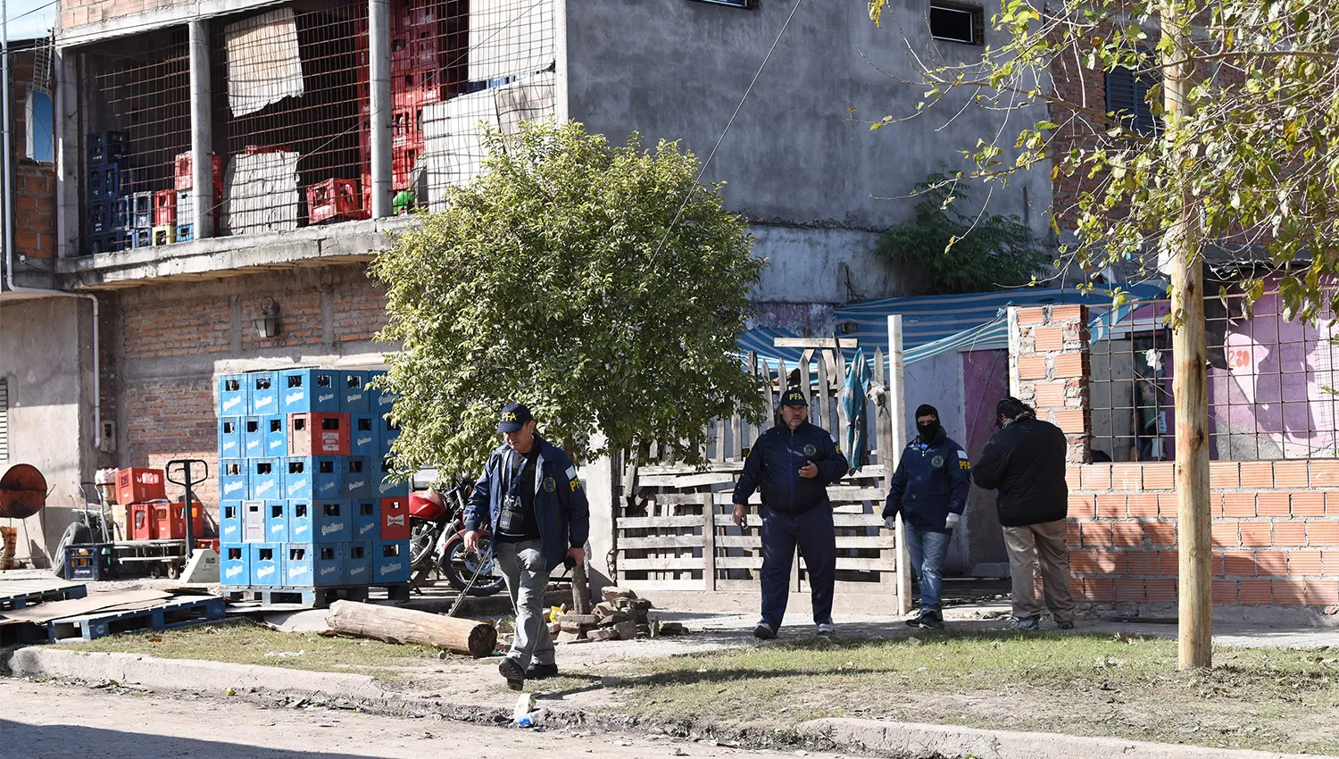 OPERATIVOS. Más de 100 efectivos federales fueron desplegados en dos puntos de la capital. LA GACETA / FOTO DE JOSÉ NUNO