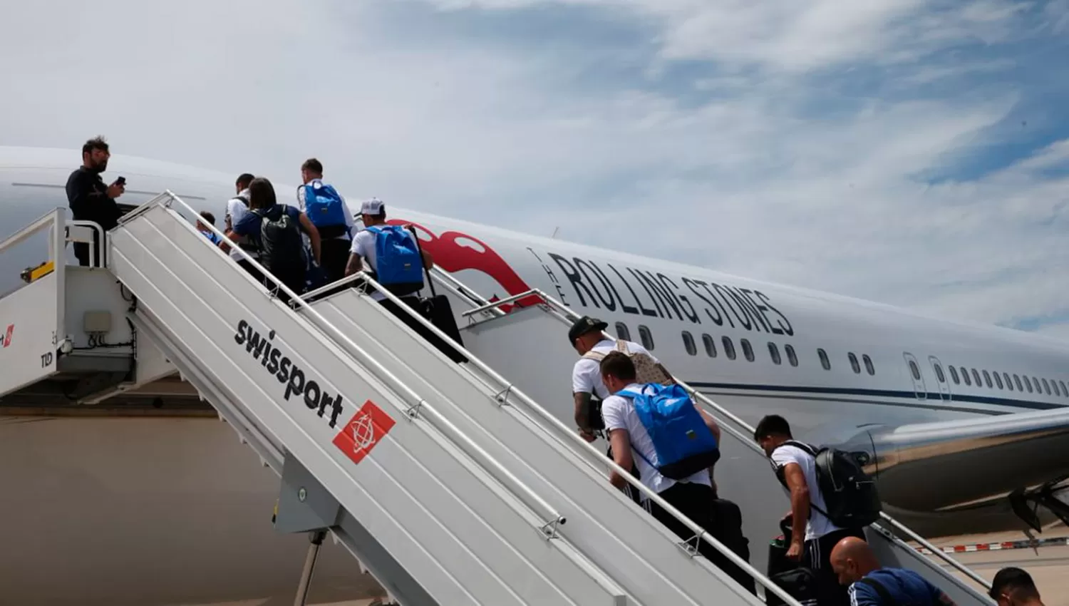 COMO ESTRELLAS DE ROCK. El plantel argentino viajó de España a Rusia en el avión de los Rolling Stones. (@ARGENTINA)