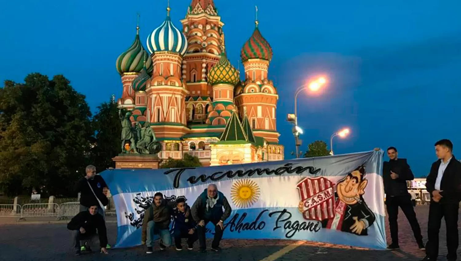 EN TODOS LADOS. Los fanáticos de San Martín ya se hacen sentir en Rusia, a la espera del Mundial. (FOTO DE @CASMyNadaMas_)