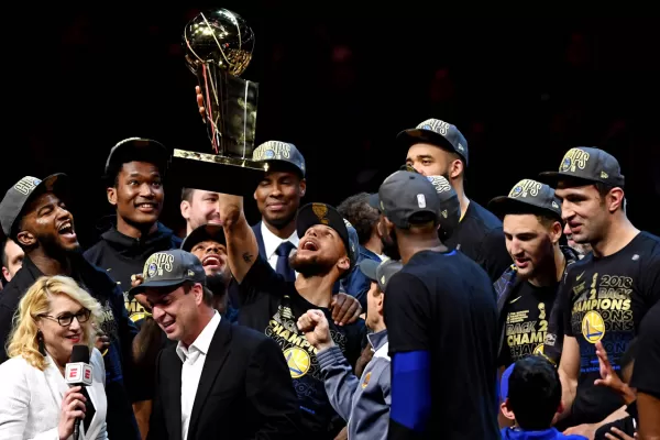 Warriors barrió a Cavaliers y son bicampeones de la NBA