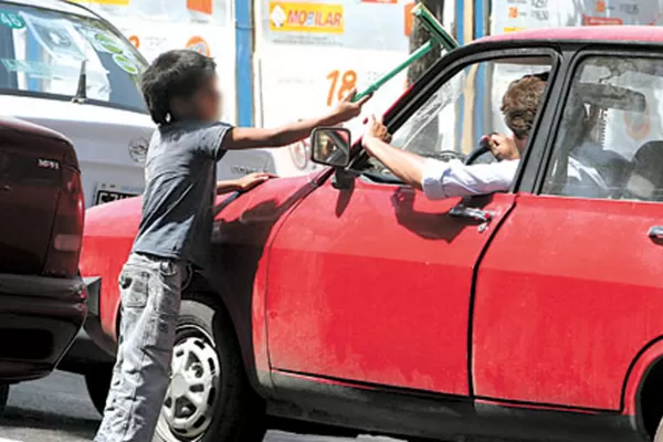 Dos tucumanos reclutaban niños y los mandaban a pedir limosnas